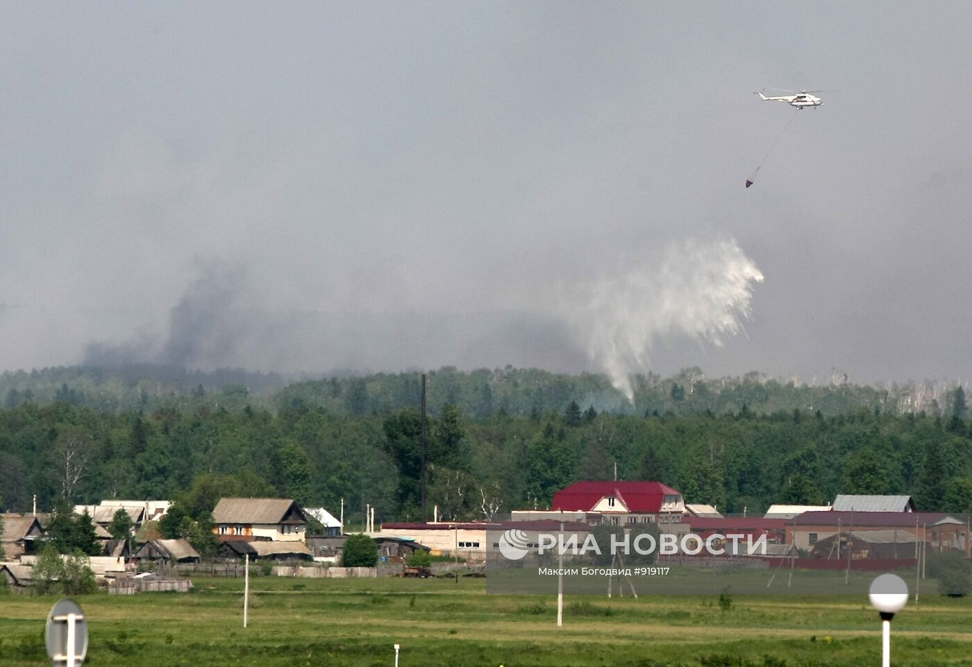 Вертолет тушит пожар на артиллерийском арсенале в Удмуртии