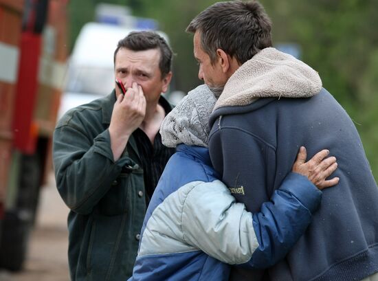 Жительница поселка Пугачево обнимает сына