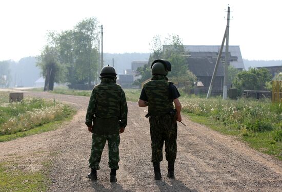 Спецназовцы патрулируют улицы поселка Постольского