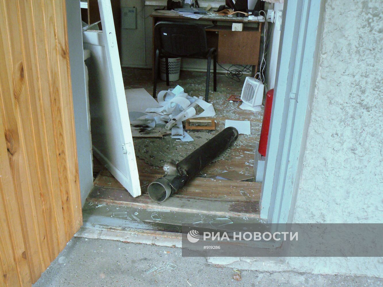 Гильза от снаряда в помещении одного из зданий в поселке Пугачев