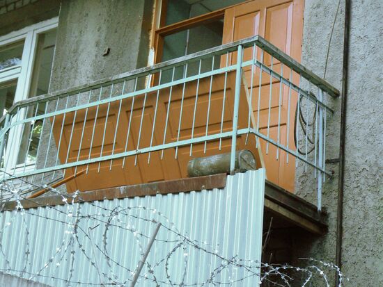 Гильза от снаряда на балконе одного из домов в поселке Пугачево