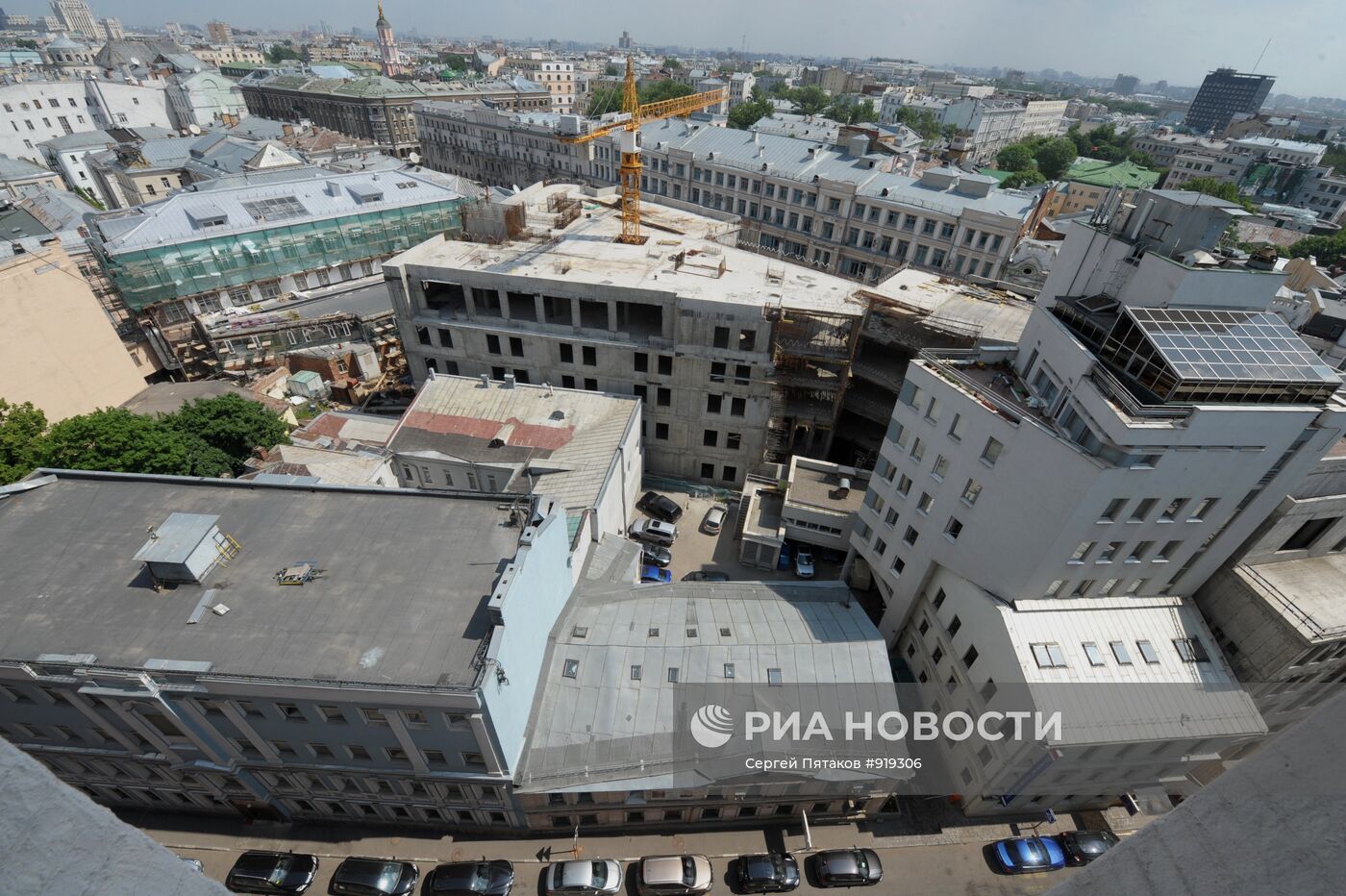 Вид на строящееся здание в центре Москвы