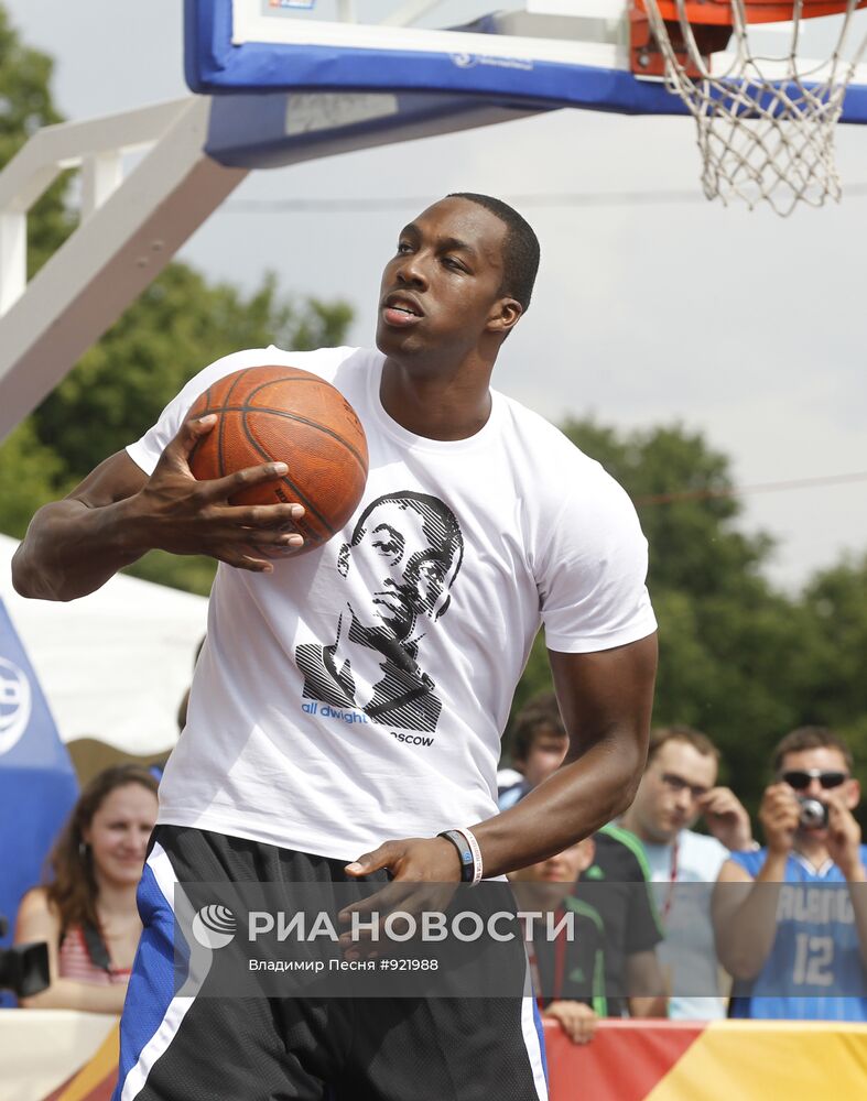 Баскетболисты НБА Дуайт Ховард и Андрей Кириленко в Москве