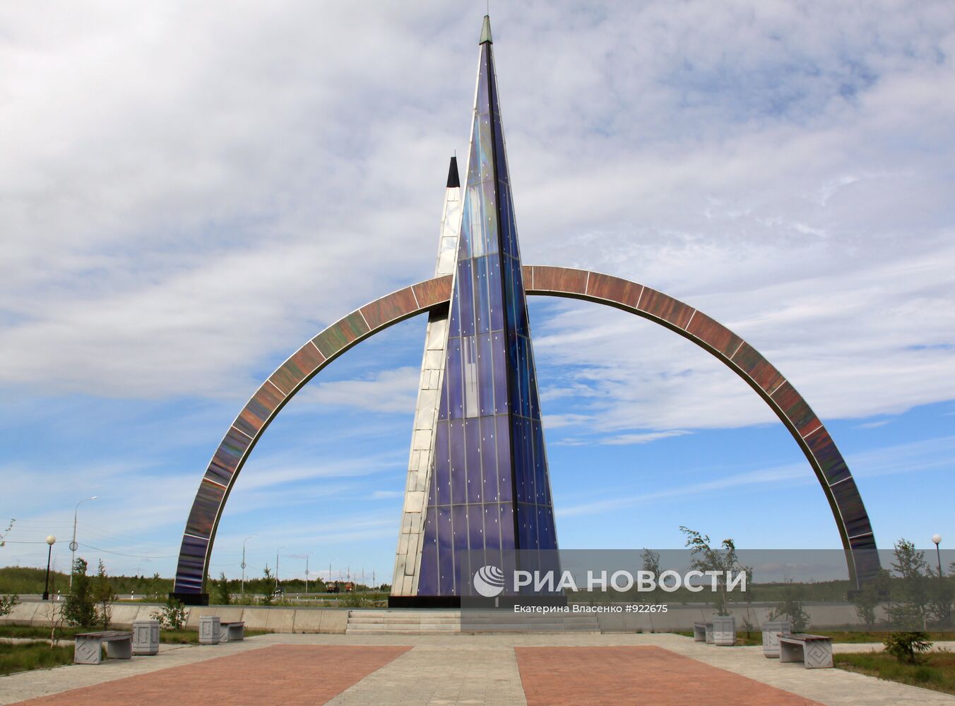 Стела "66 параллель" в Салехарде