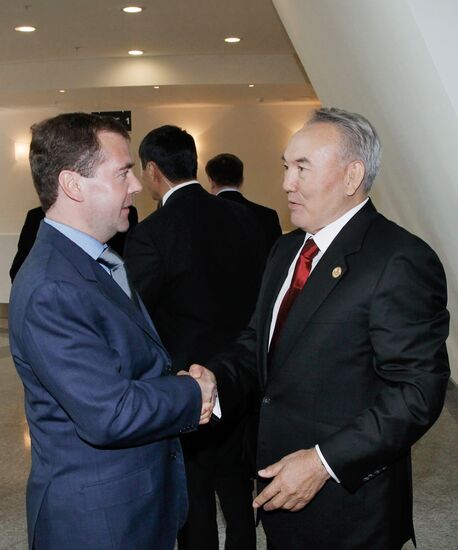 Д.Медведев прибыл в Астану для участия в саммите ШОС