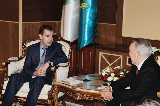 Д.Медведев прибыл в Астану для участия в саммите ШОС
