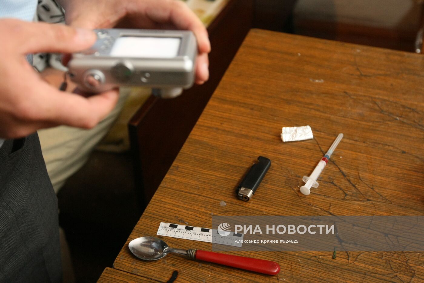 Работа экспертов службы по наркоконтролю