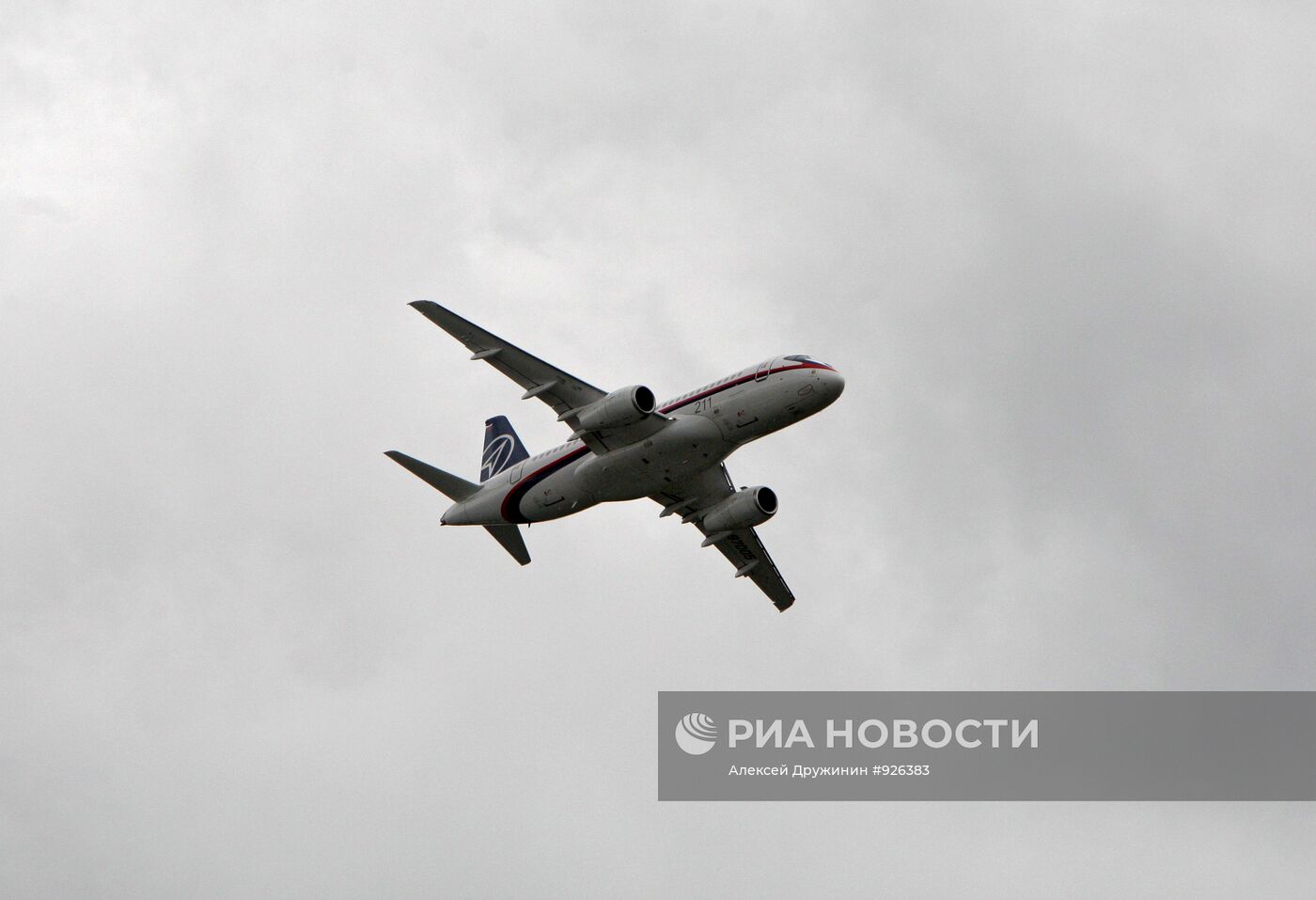 Полет российского самолета "Сухой Суперджет 100"