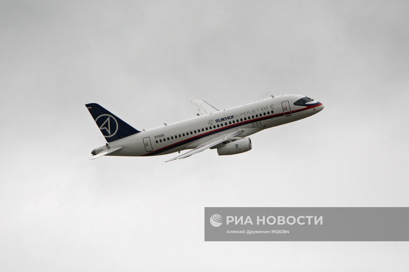 Полет российского самолета "Сухой Суперджет 100"