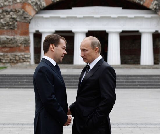 Д.Медведев возложил венок к Могиле Неизвестного солдата