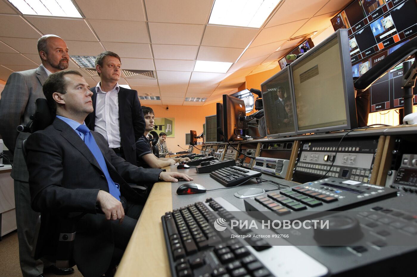 Президент РФ Дмитрий Медведев посещает телеканал Russia Today