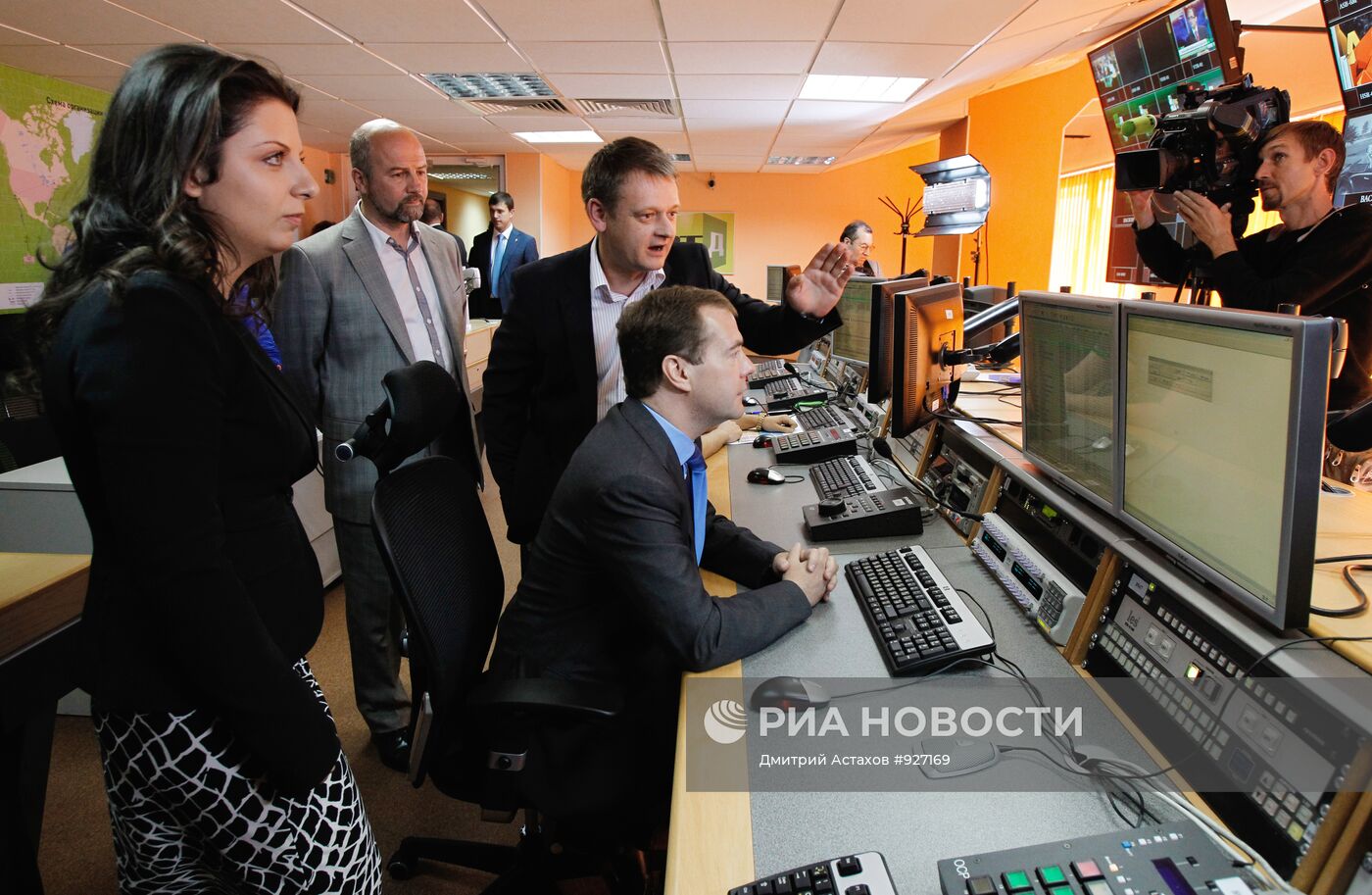 Президент РФ Дмитрий Медведев посещает телеканал Russia Today