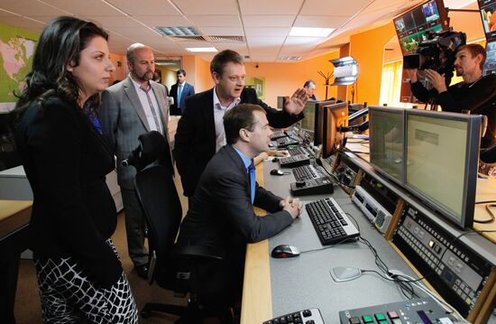 Президент РФ Дмитрий Медведев посещает телеканал Russia Today