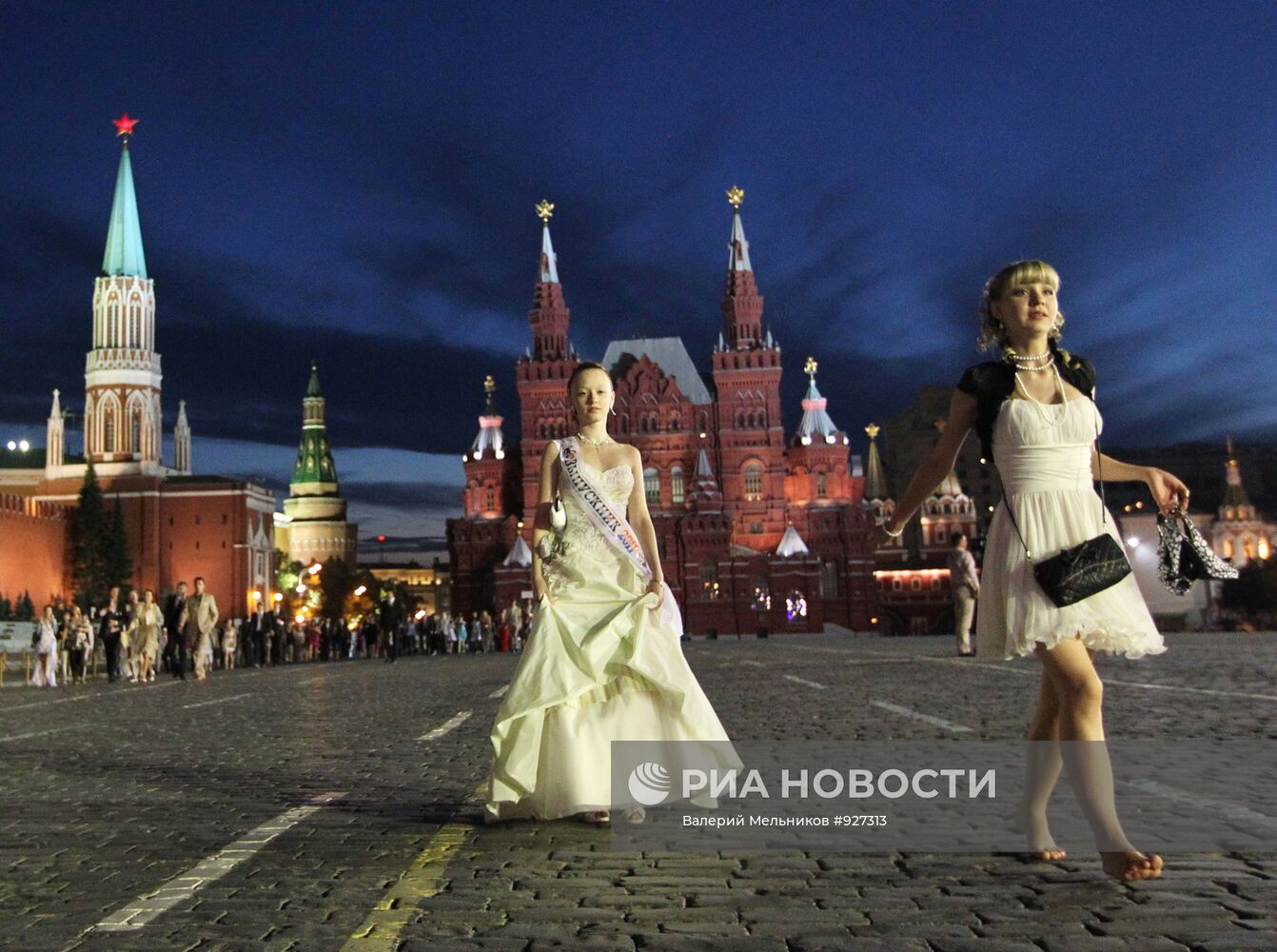 Гуляния выпускников на Красной площади в Москве