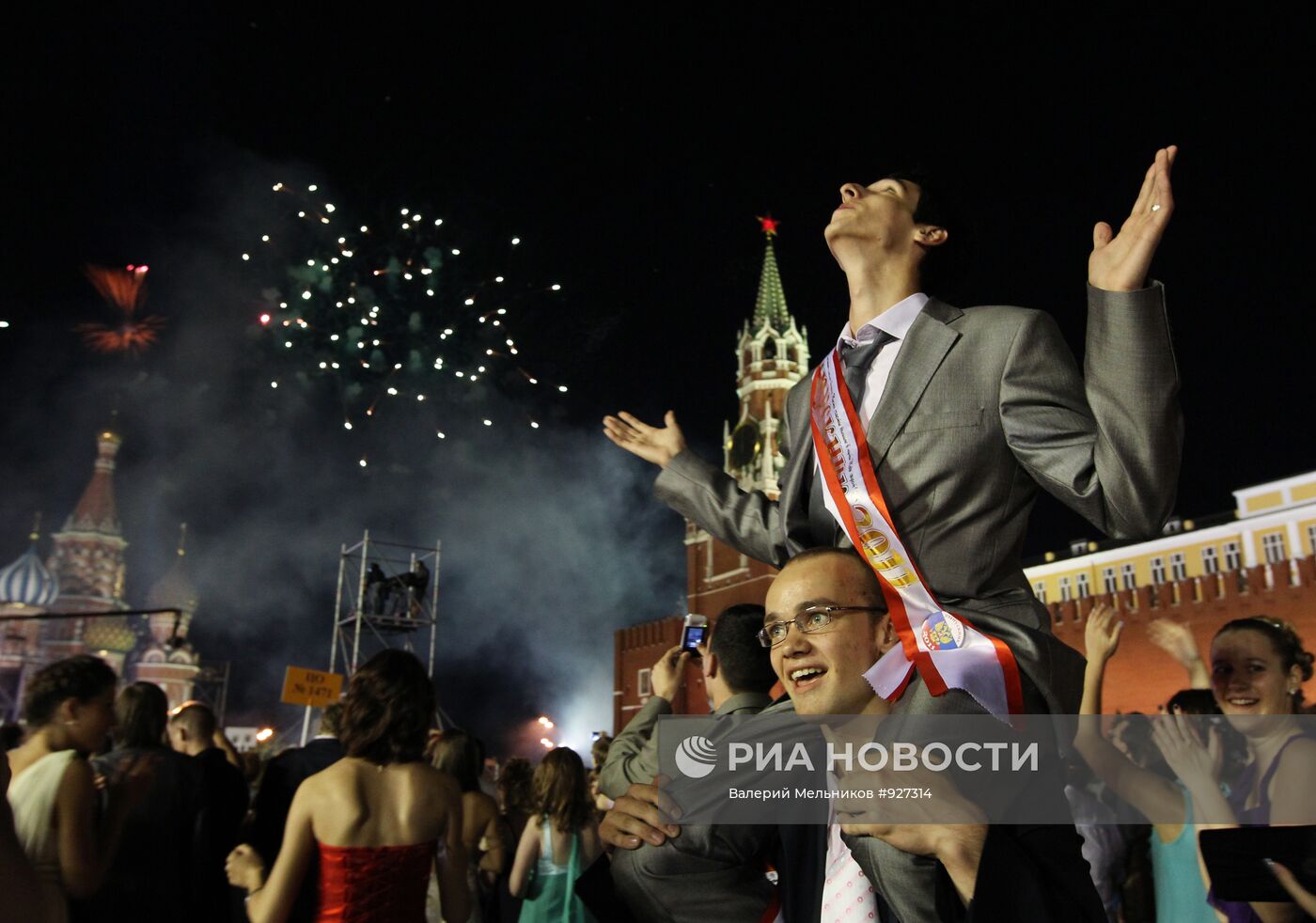 Гуляния выпускников на Красной площади в Москве