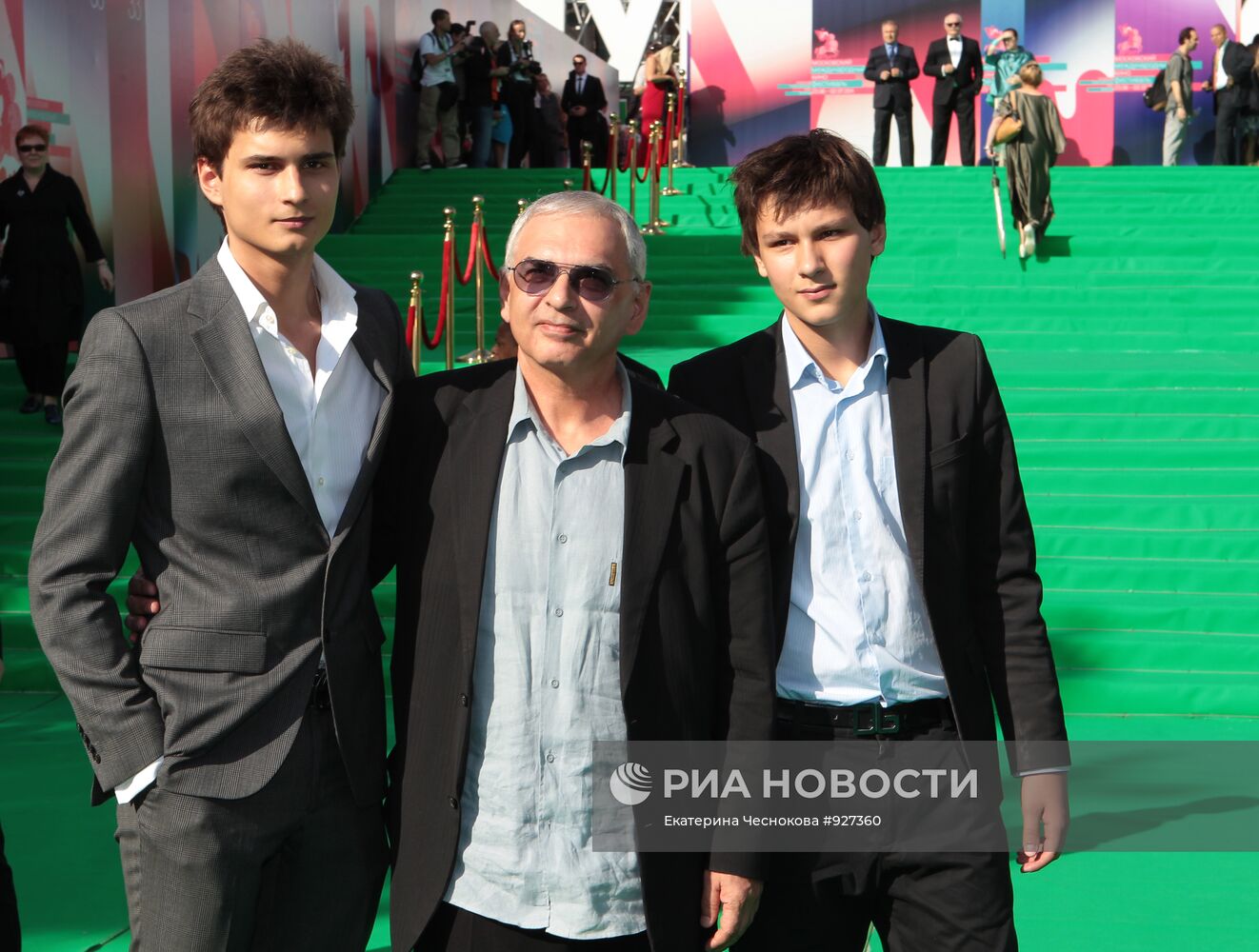 Карен Шахназаров с сыновьями