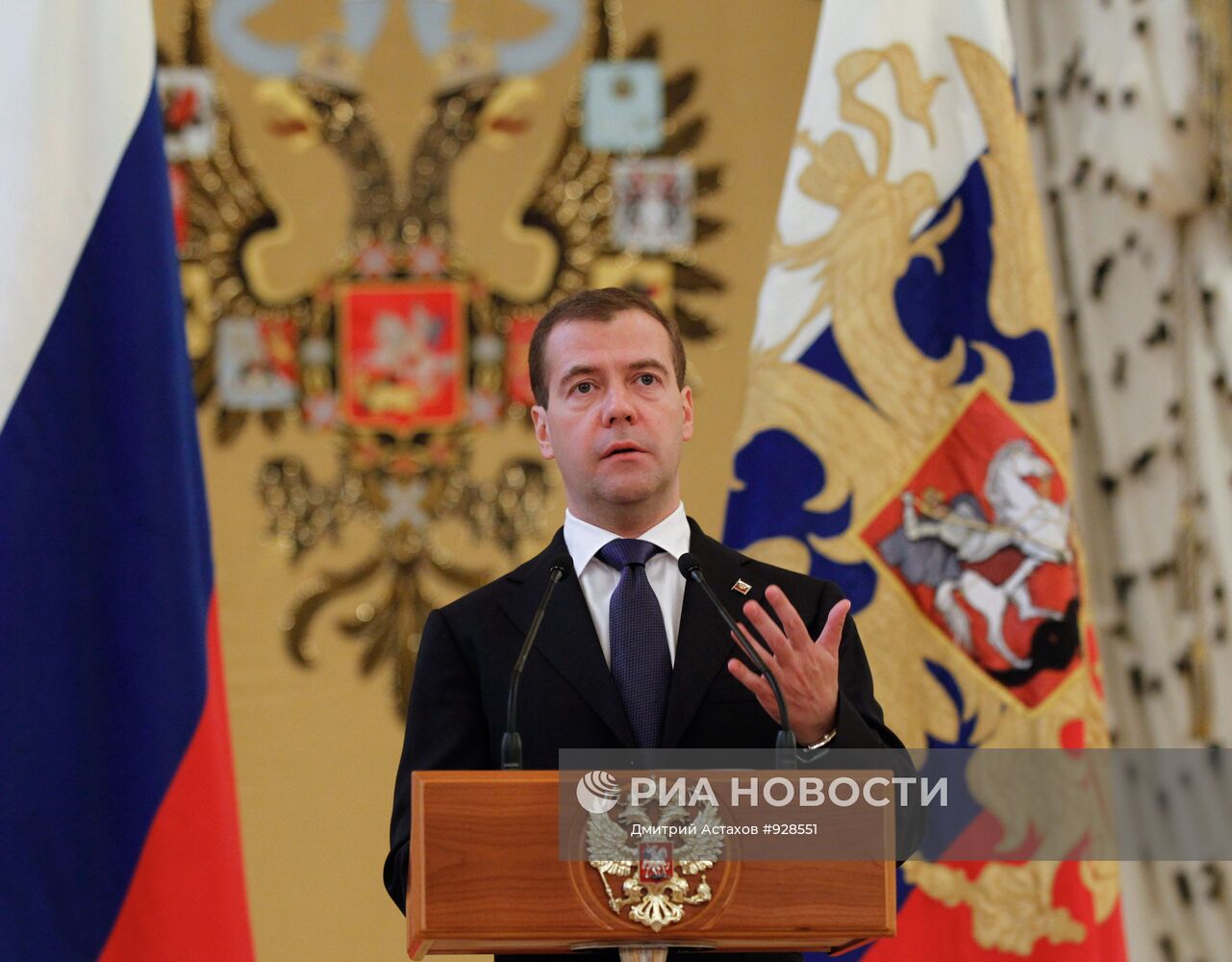 Д.Медведев поздравил в Кремле выпускников военных вузов