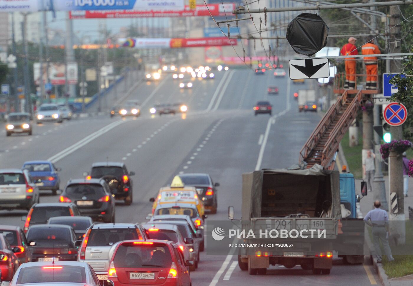 Установка знаков полосы общественного транспорта в Москве
