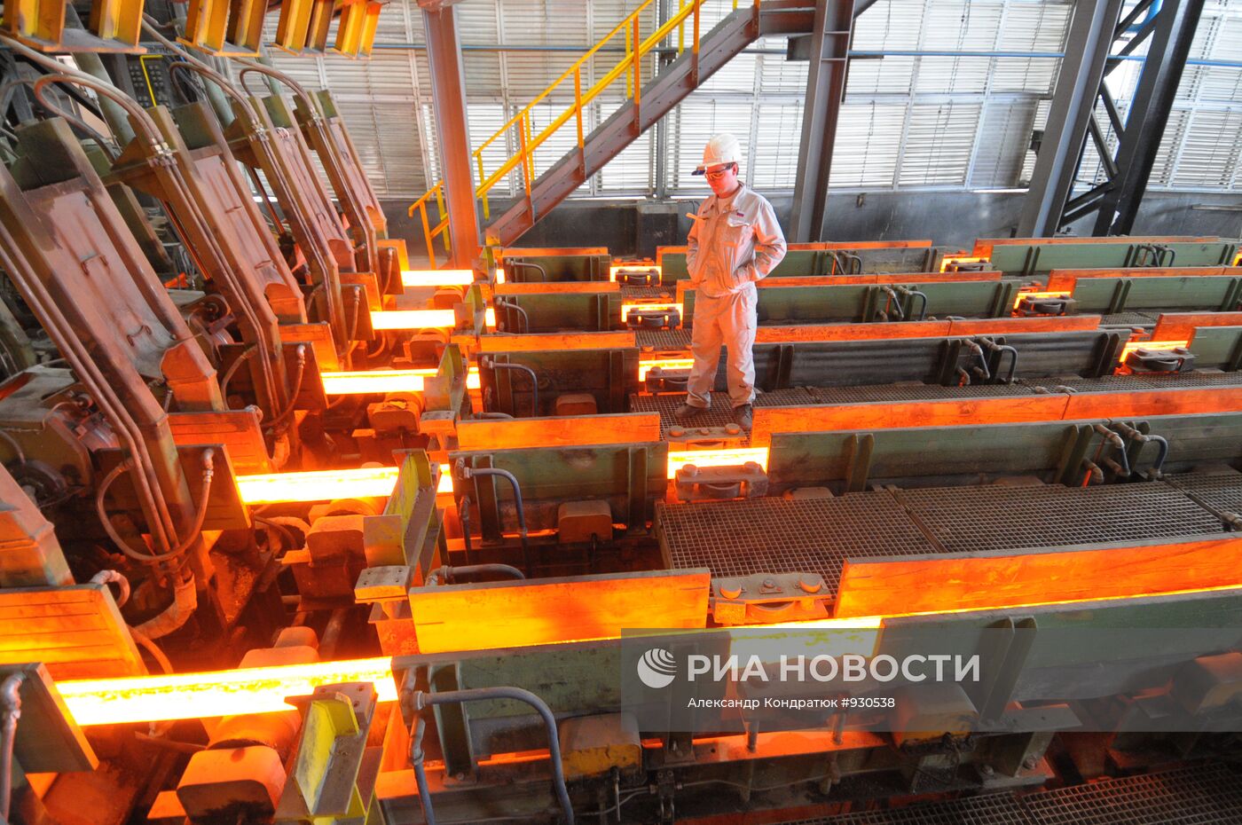 Технолог следит за работой машины непрерывного литья