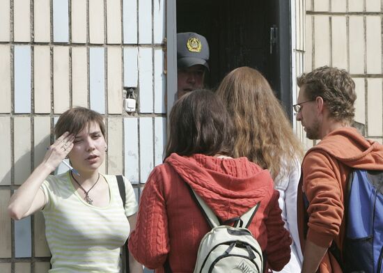 Родственники и друзья задержанных во время акции в Минске