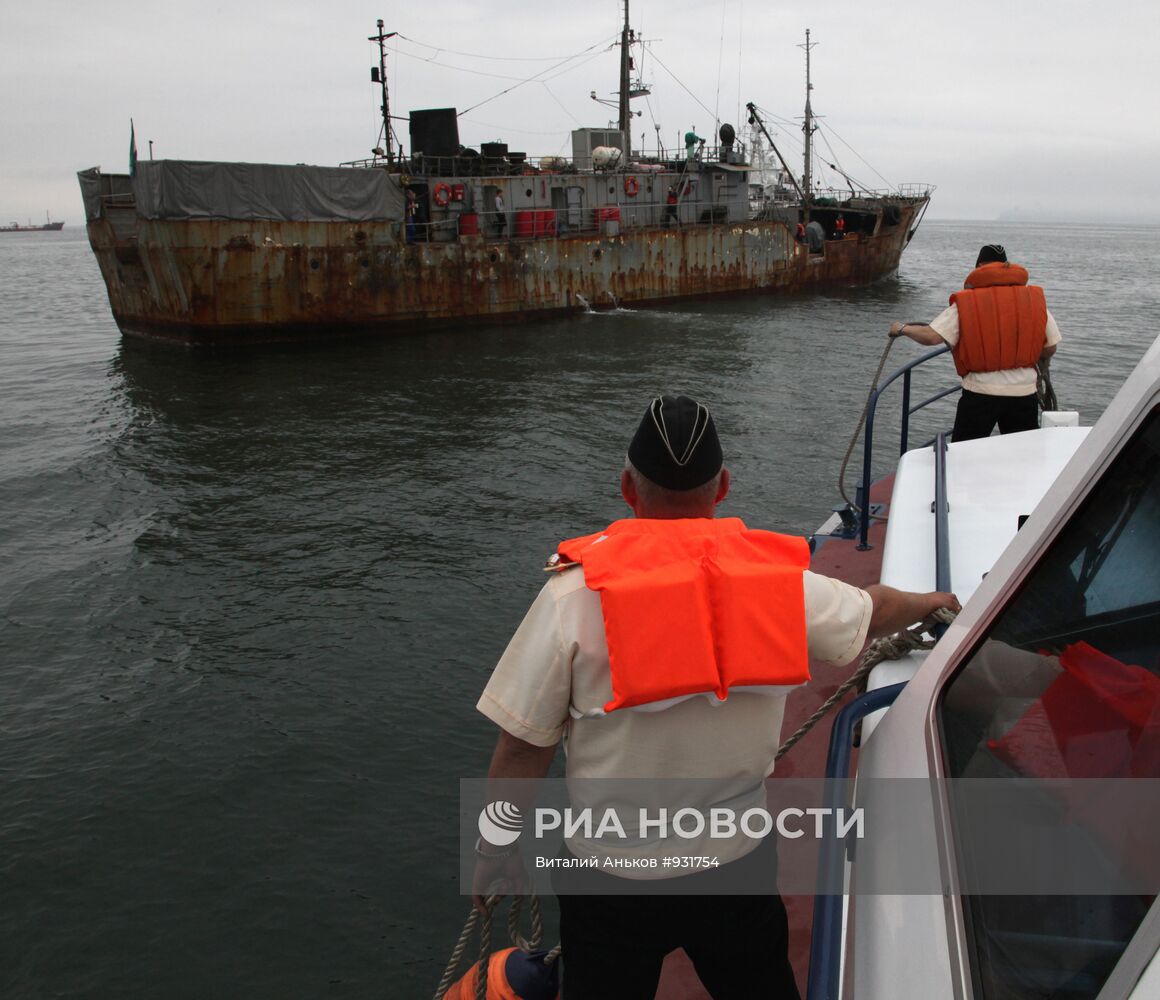 Приморские пограничники задержали иностранную шхуну с 9 т краба