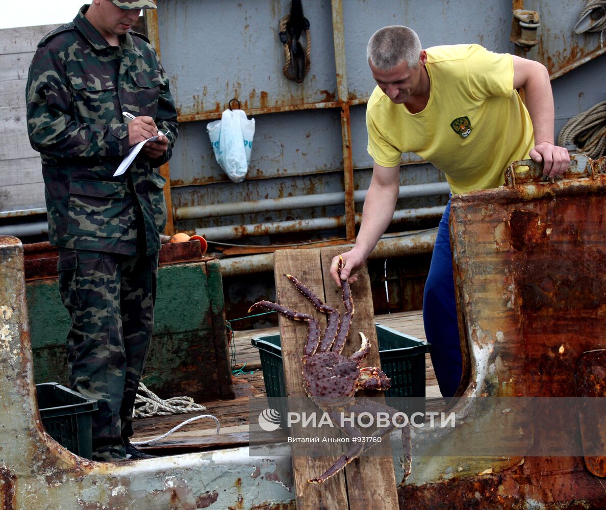 Приморские пограничники задержали иностранную шхуну с 9 т краба