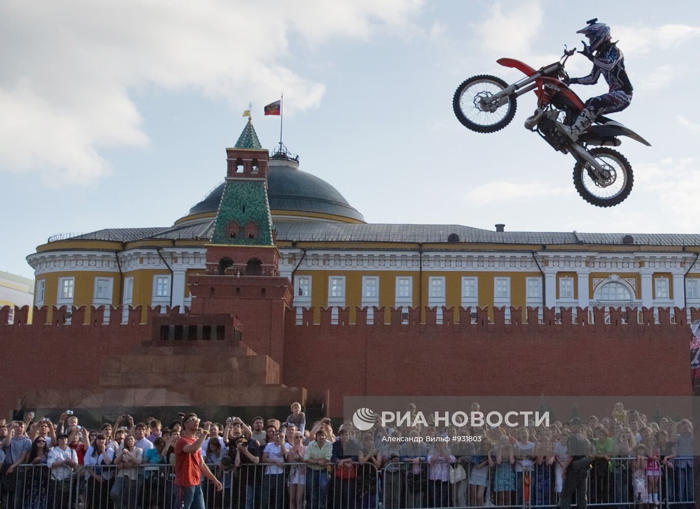 Шоу по фристайл-мотокроссу от компании Red Bull