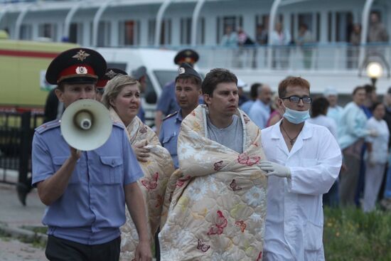 Теплоход "Арабелла" доставил в порт Казани 76 пострадавших