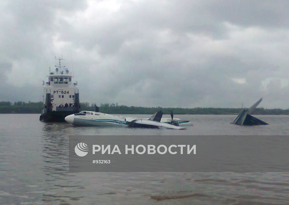 Самолет Ан-24 совершил аварийную посадку в Томской области