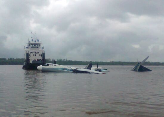Самолет Ан-24 совершил аварийную посадку в Томской области