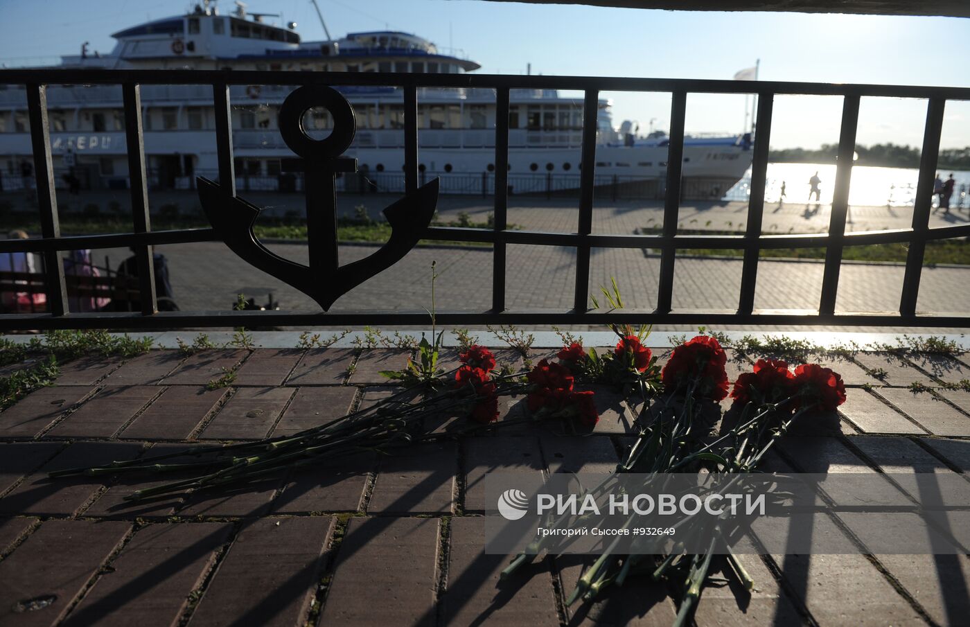 Цветы в порту Казани в память о погибших на теплоходе "Булгария"