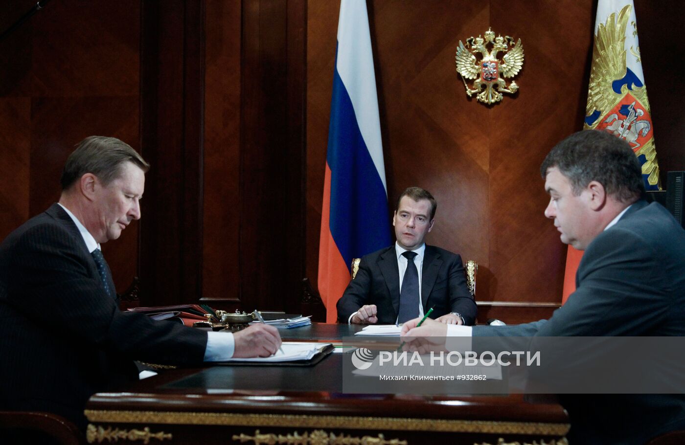 Рабочая встреча Д.Медведева с С.Ивановым и А.Сердюковым