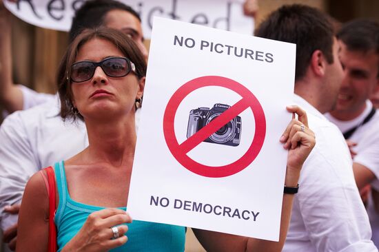 Акция в защиту задержанных фотографов в Тбилиси