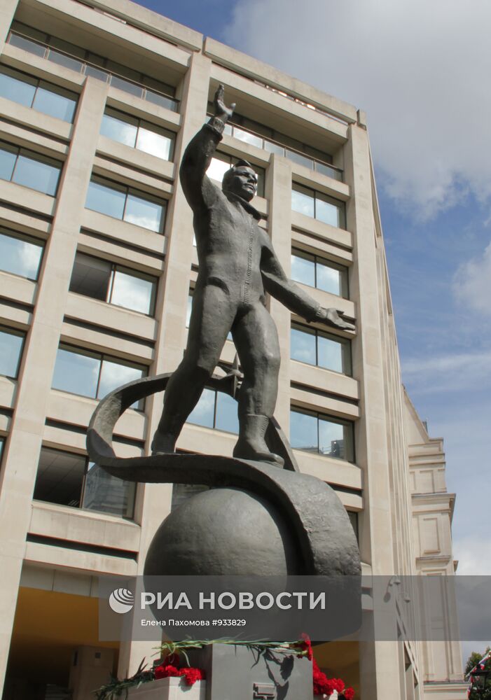 Памятник первому космонавту Юрию Гагарину в Лондоне