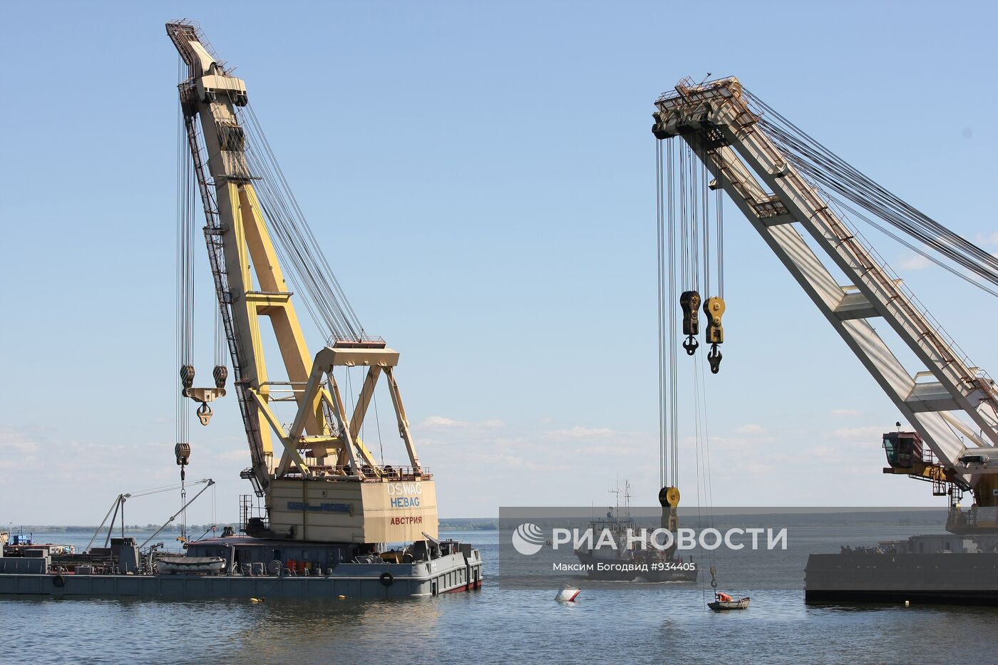 Два плавучих крана готовятся начать подъем теплохода "Булгария"