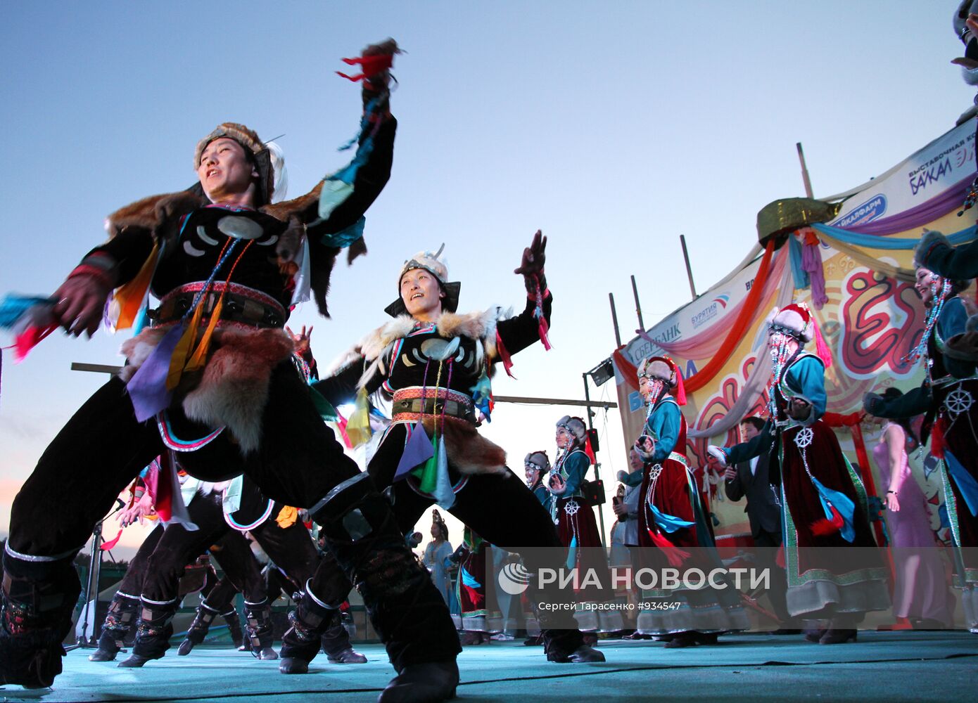 Фестиваль национального танца "Ночь ехора" в Бурятии