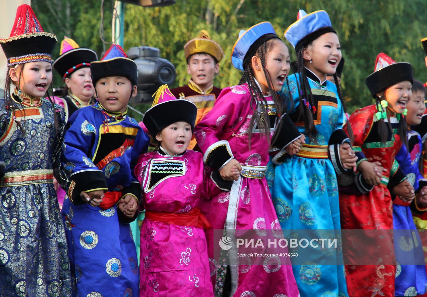 Фестиваль национального танца "Ночь ехора" в Бурятии