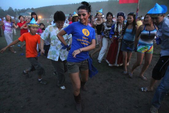 Фестиваль национального танца "Ночь ехора" в Бурятии