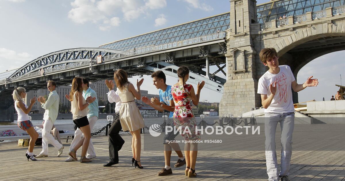 Дискотека в парке горького. Танцплощадка в парке Горького на набережной. Парк Горького танцы на набережной. Парк Горького танцевальная площадка. Танцевальные площадки в парке Горького в Москве.