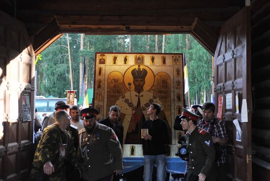 Крестный ход в память об убийстве семьи императора Николая II