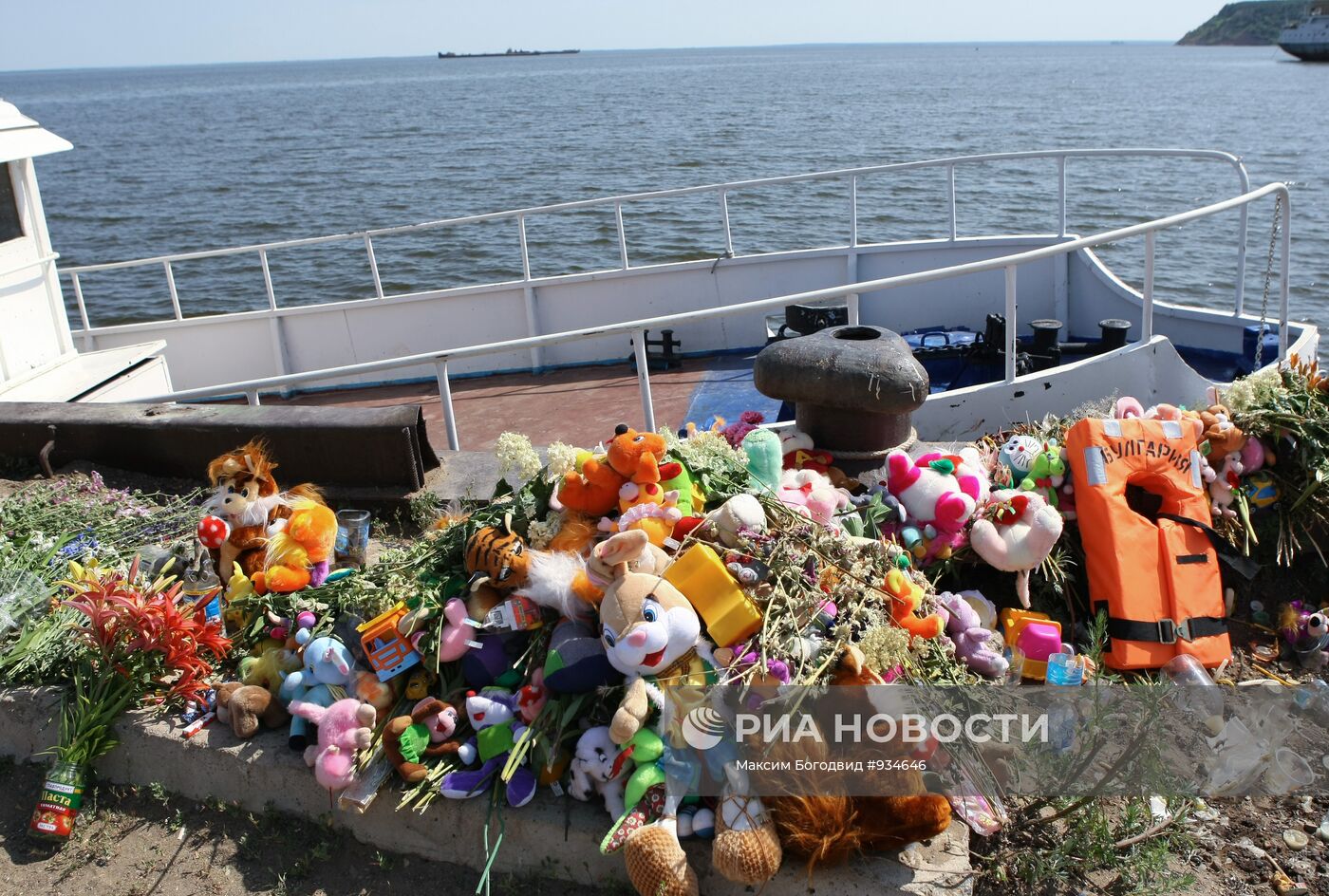 Цветы, игрушки и спасательный жилет с надписью "Булгария"