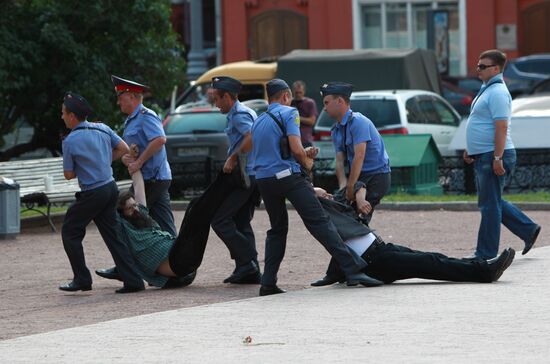 Задержание активистов оппозиции на Лубянской площади в Москве