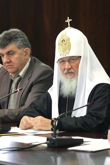 Патриарх Московский и Всея Руси Кирилл и Ара Абрамян