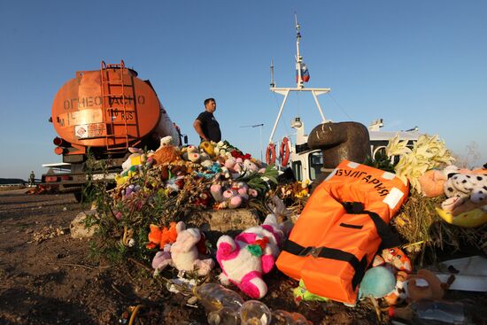 Цветы и игрушки в память о погибших на теплоходе "Булгария"