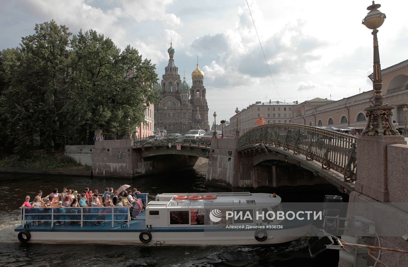 Прогулочный катер на реке Мойке в Санкт-Петербурге