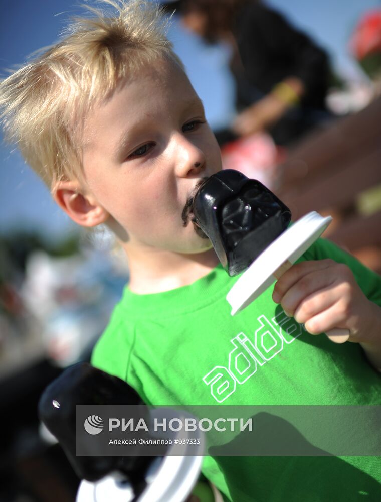 Мальчик ест дизайнерское мороженое в виде Дарта Вейдера