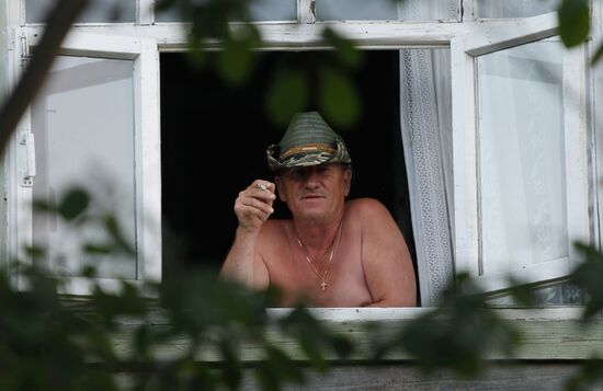 Житель Шуи в окне своего дома