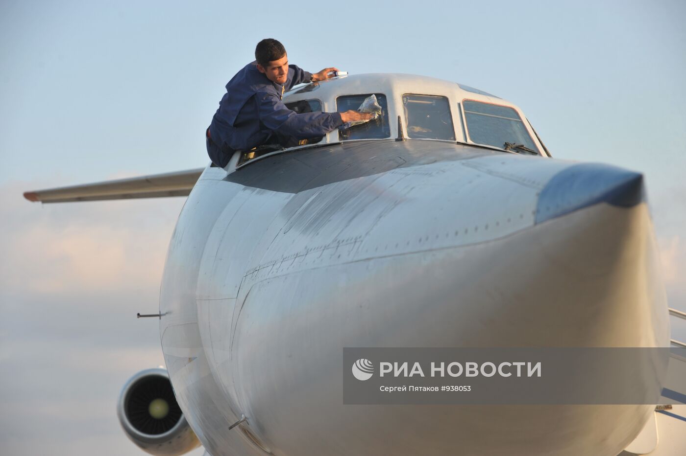 Бортинженер военного самолета Ту-134А протирает лобовое стекло