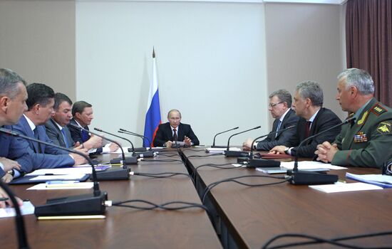 В. Путин провел совещание по вопросу размещения гособоронзаказа
