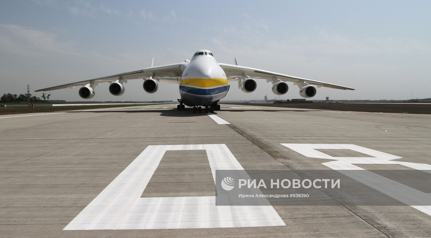Новая взлетно-посадочная полоса в аэропорту "Донецк"